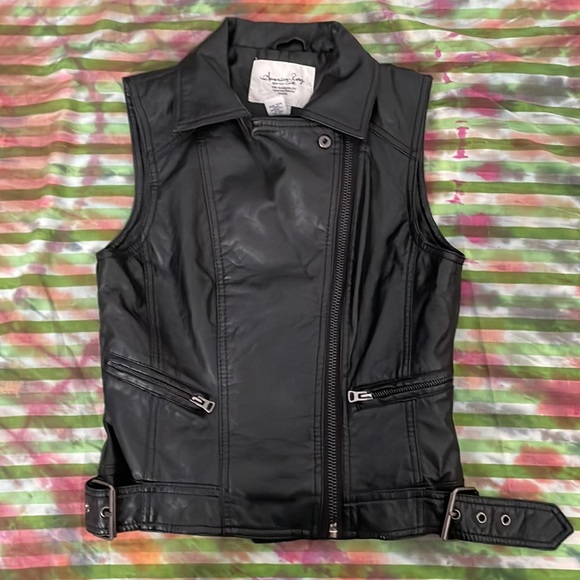 Size small black leather vest - Picture 5 of 5